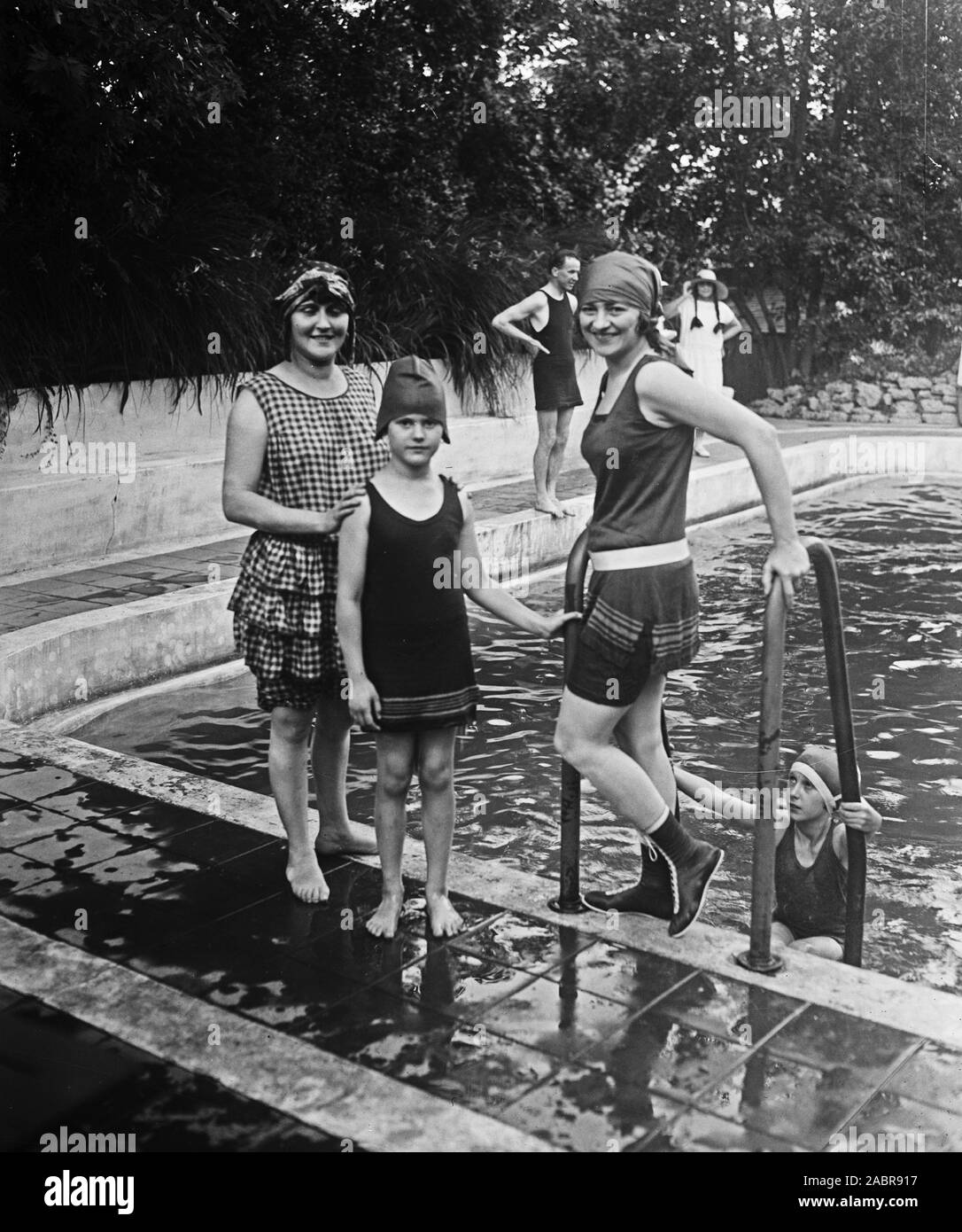 Herr McCormick Goodhart der Britischen Botschaft, Miss Romona Lefevre, und Fräulein Julia und Raquel Pueyrredon, Töchter der argentinischen Ministers, und Mme. Pueyrredon bei Frau John B. Henderson's Pool Ca. 1924 Stockfoto