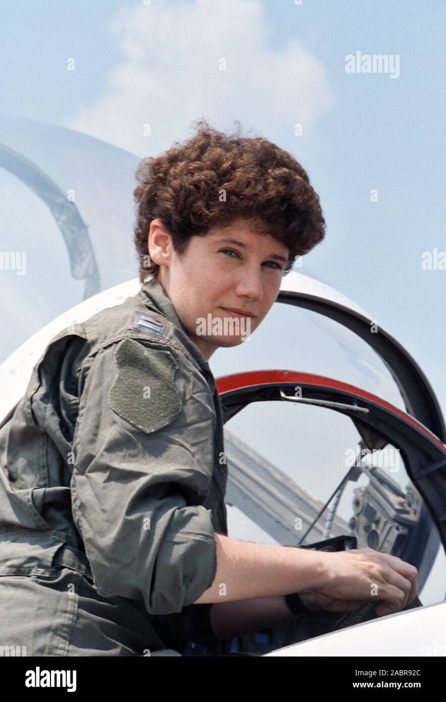 (29-31 Juli 1990)------- Susan J. Helms, einer von 23 Astronauten Anwärter, der Ausbildung und der Beurteilung von einem Jahr im Juli begann, steigt in ein T-38 Jet Trainer während einem Survival Training Schule At Vance Air Force Base in Oklahoma. Stockfoto