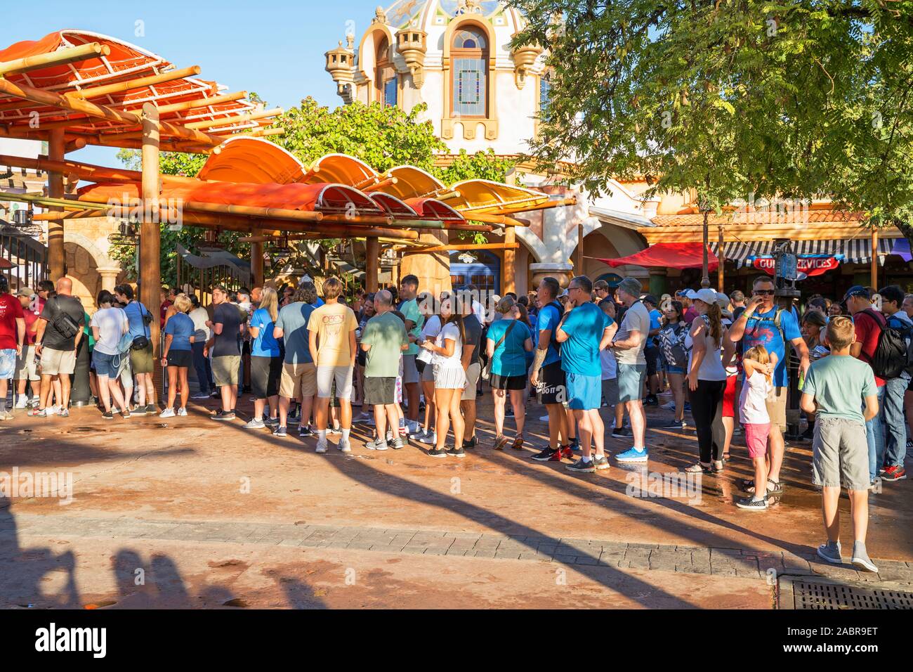 Warteschlange in den Universal Studios, Insel der Abenteuer, die Menschen in den Warteschlangen an den Theme Park Eingang, Orlando, Florida, USA Stockfoto