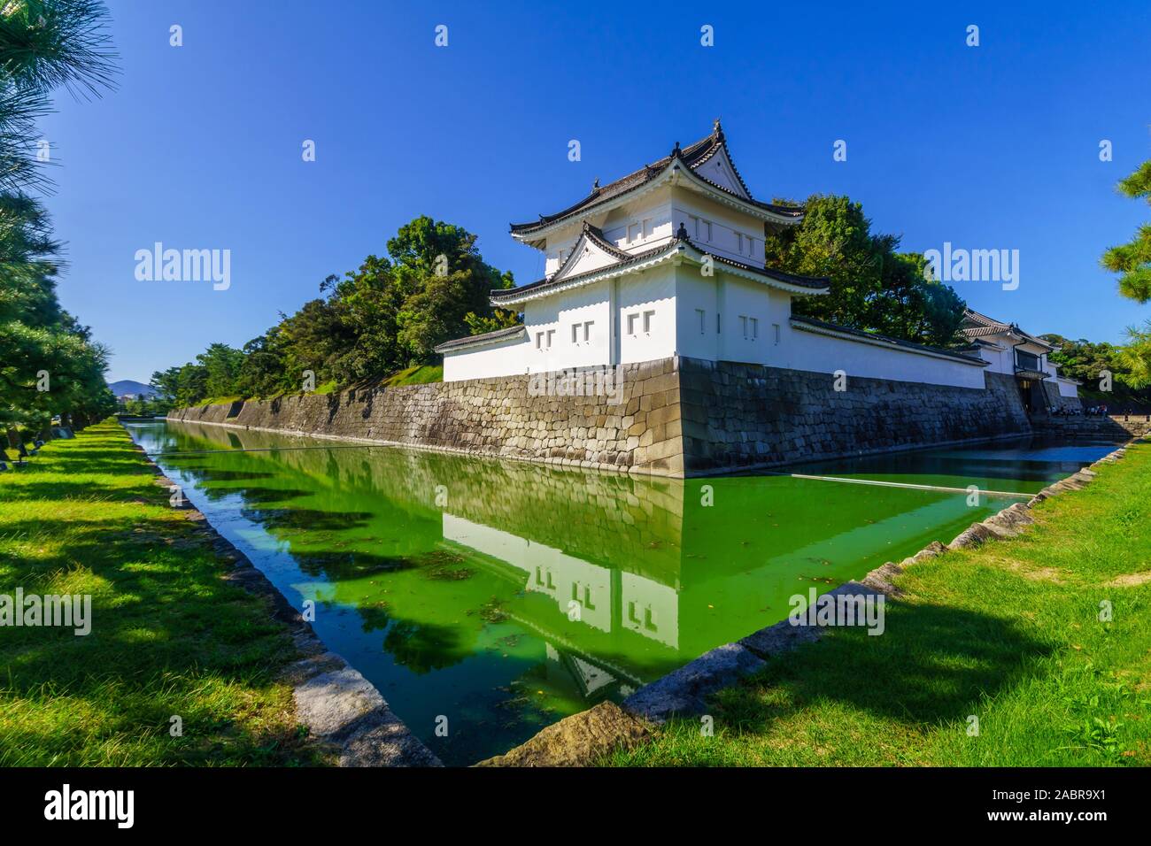 Kyoto, Japan - Oktober 9, 2019: Blick auf das Schloss Nijo Graben und Mauern, mit Besuchern, in Kyoto, Japan Stockfoto