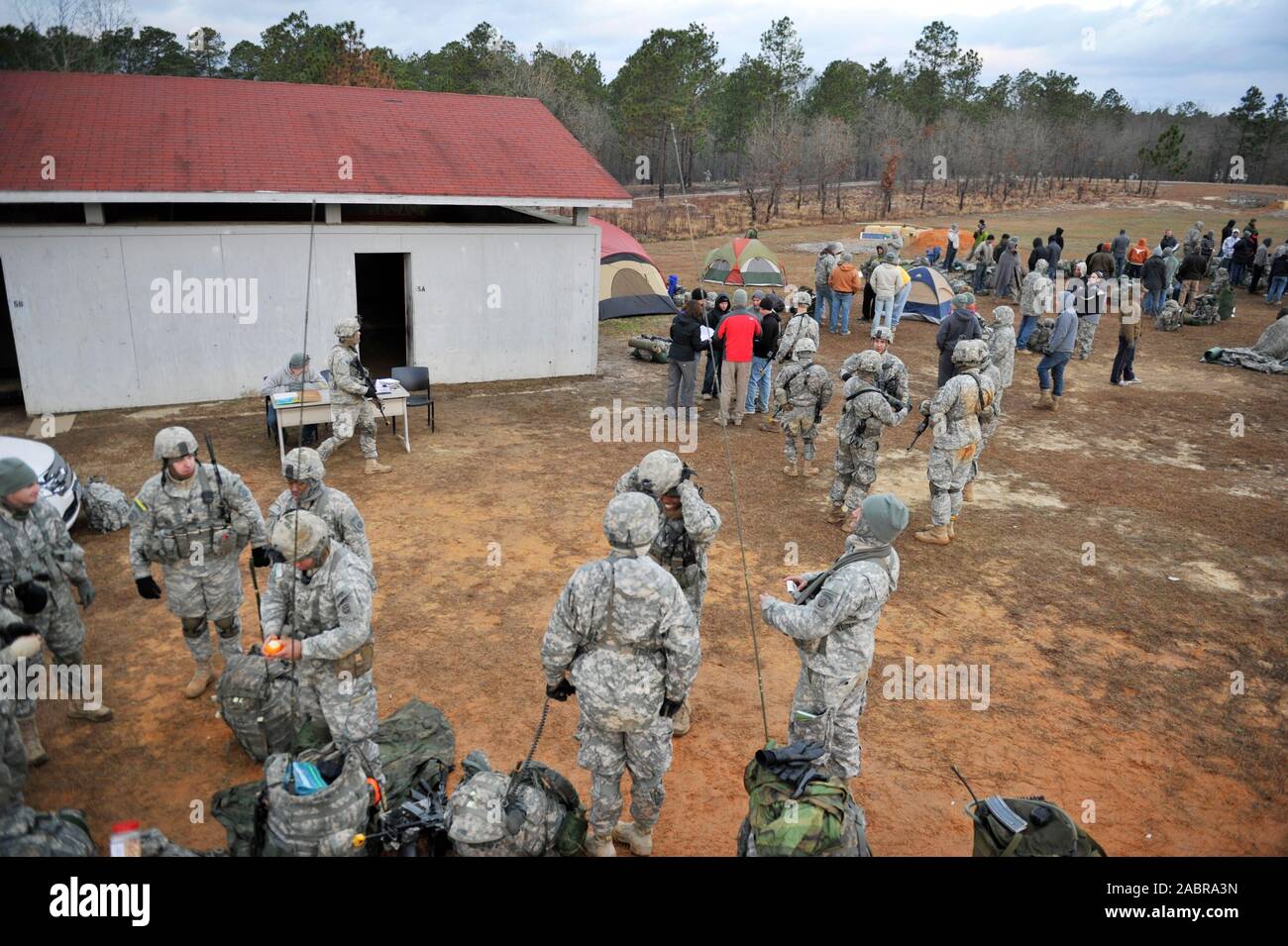 Us-Soldaten zu Charlie Company, 1.BATAILLON, 325 Airborne Infanterie Regiment, 2nd Brigade Combat Team, 82nd Airborne Division helfen mit Sicherheit während einer noncombatant Evakuierung und Rückführung Übung während der gemeinsamen operativen Zugang Übung (JOAX) 13-02 Feb.28, 2013, live-fire Dorf in der Nähe von Fort Bragg, N.C. JOAX ist entworfen, um Kohärenz zwischen der U.S. Army, Air Force und NATO-Personal, so dass die Dienstleistungen die Möglichkeit, richtig große schwere Ausrüstung und Truppe Bewegung ausführen Stockfoto