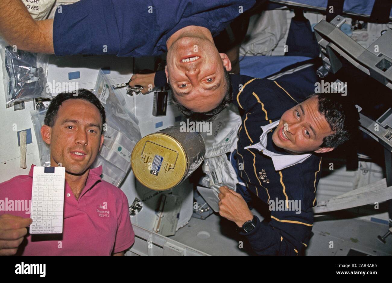 STS 051-08-037 (12-22 September 1993) - Drei Mitglieder der Astronaut Klasse von 1990 zu ändern, eine lithiumhydroxid Kanister unter's Discovery middeck. Zu recht sind Astronauten James H. Newman, Carl E. Walz und Daniel W. Bursch, alle mission Spezialisten überlassen. Stockfoto