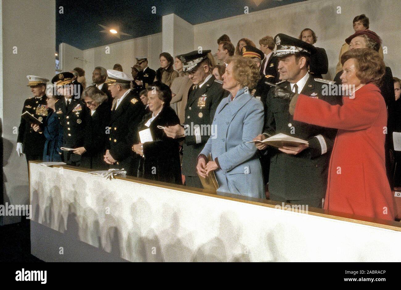 GEN David Jones, Vorsitzender des Generalstabs, und GEN Lew Allen jr., Luftwaffe Stabschef, stehen mit ihren Frauen und die Eröffnungs-Parade vom Präsidentenpalast Überprüfung steht. Stockfoto