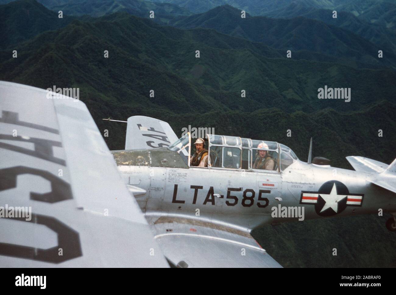 Ein US Air Force LT-6G Flugzeug fliegt in der demilitarisierten Zone über Südkorea im Herbst 1953. Die North American Aviation T-6 Texan war während des Koreakrieges Für battlefield Überwachung und vorwärts Air Control geändert und als T-6 bin osquitos bezeichnet." Das Foto wurde von der US Air Force Pilot Alexander S. Macdonald genommen. Er wurde später der North Dakota der Air National Guard 119 Fighter Group Commander 28.02.1968. Er wurde zum Brigadegeneral Dez. 14, 1981 und Major General im Juni 2983 gefördert. Er wurde als der North Dakota Adjutant General im August 1984 ernannt. Stockfoto