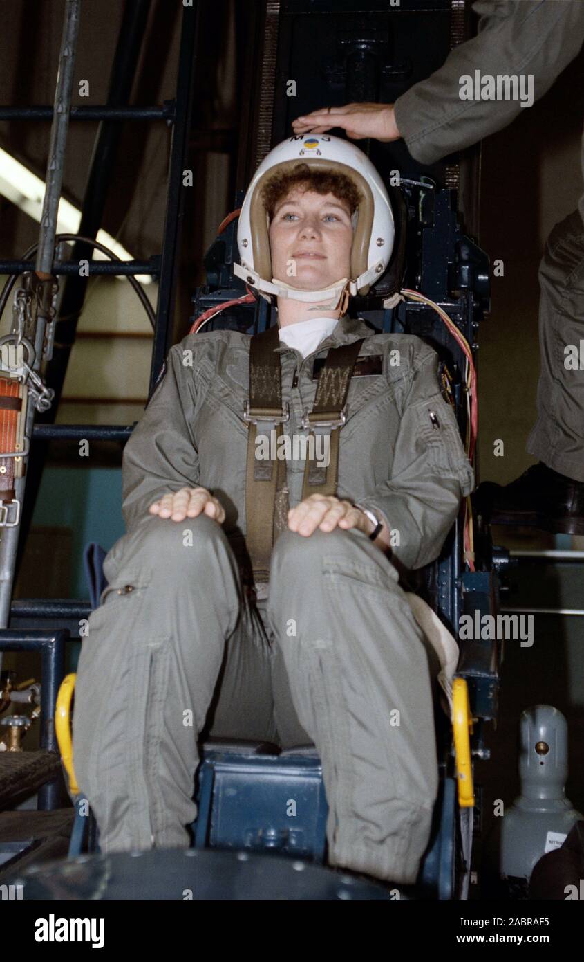 (29-31 Juli 1990)------- Susan J. Helms, einer von 23 Astronauten Anwärter, die Ausbildung und Bewertung von einem Jahr im Juli begann, nimmt an einer der Tagungen an einem Survival Training At Vance Air Force Base. Dieser Teil der Kurs soll die Teilnehmer mit dem "Gefühl" der Notauswurf aus einem Flugzeug vertraut zu machen. Stockfoto