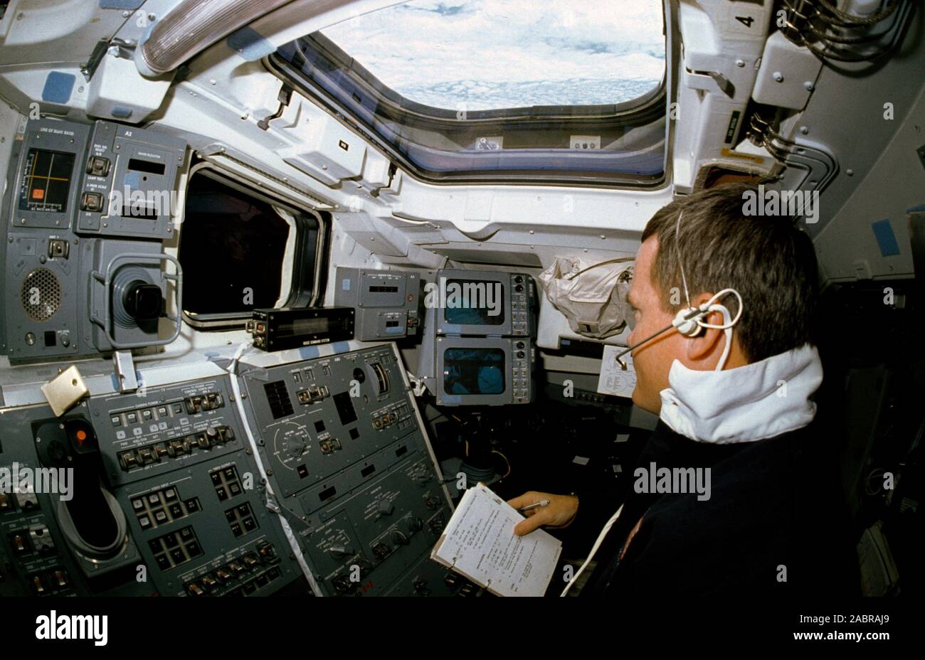 (6-20 Okt 1990) - - - Astronaut Bruce E. Melnick, STS-41 Mission Specialist, nimmt an einem Voice Command System (VCS) Test auf aft Flight Deck's Discovery. Melnick's Stimme ist in einem Befehl, der in der Lage ist, ein Video Kamera steuern interpretiert. Stockfoto
