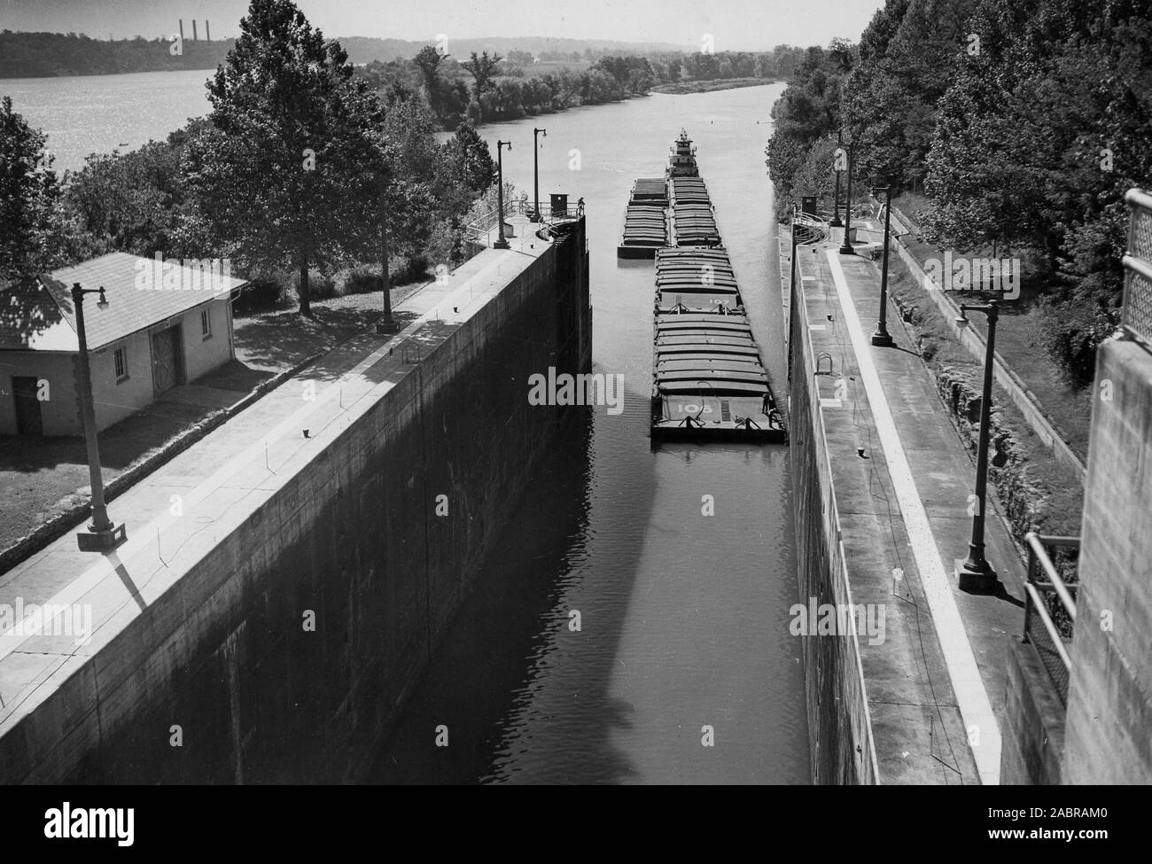Der Pfeil des Transport Unternehmen diesel Schlepper ATCO betritt Wilson Lock Okt. 5, 1946 am Tennessee River Mile 259.4 in Florenz, Ala Die sechs bargers ca. 4.000 Tonnen Getreide aus St. Louis, MO. enthalten, unter der Leitung von Decatur und Guntersville, Ala der US-Armee Korps der Ingenieure Nashville Bezirk betreiben und das Schloss an der Tennessee Valley Authority Projekt erhalten. Stockfoto