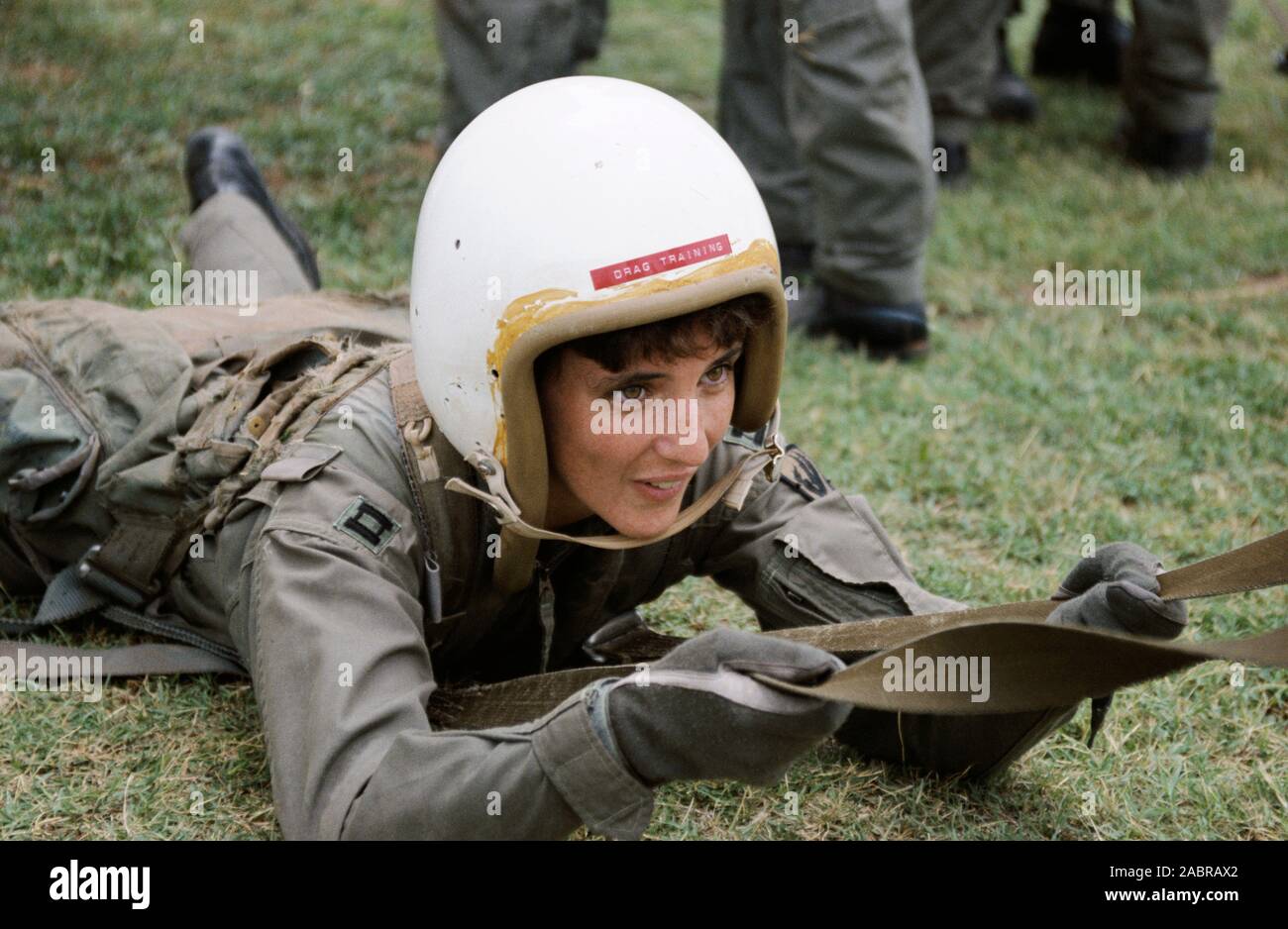 (29-31 Juli 1990)------- Nancy J. Sherlock, einer von 23 Astronauten Anwärter, die Ausbildung und Bewertung von einem Jahr im Juli begann, nimmt an einer der zahlreichen Sitzungen an einem Survival Training At Vance Air Force Base. Sherlock ist zum Teil in den Fallschirm Ausbildung ziehen. Der Kurs soll die Teilnehmer mit den Verfahren vertraut zu machen, der im Notfall Auswurf aus einem Flugzeug zu folgen. Stockfoto