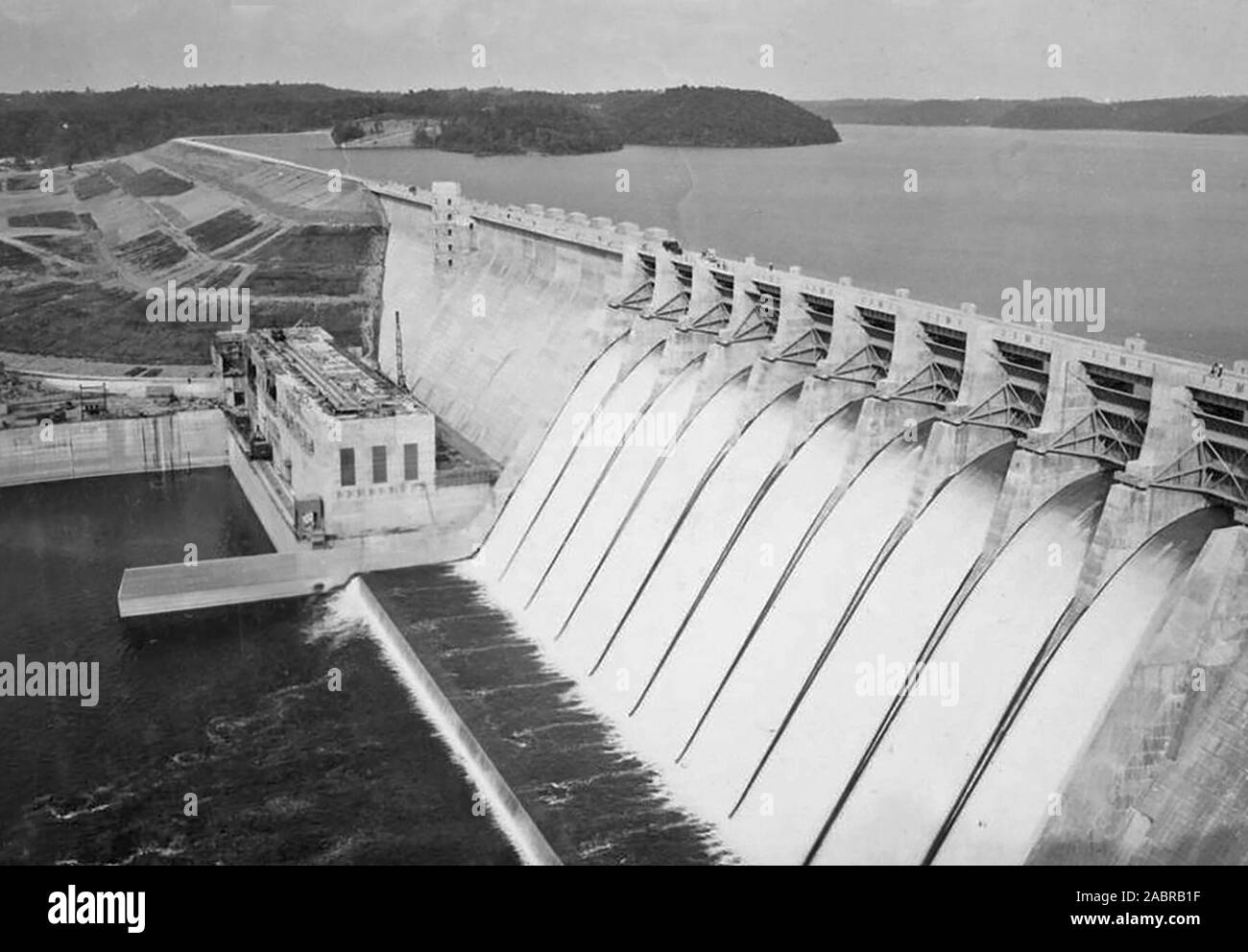 Bau der Wolf Creek Stausee Kraftwerk nähert sich der Fertigstellung in Jamestown, Ky., 7. Juli 1951. Die US-Armee Korps der Ingenieure Nashville Bezirk der Damm am Cumberland River gebaut, die Lake Cumberland. Stockfoto