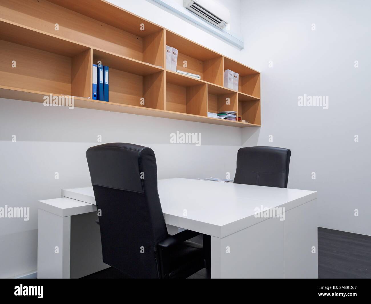 Einfache kleine Büro Einrichtung mit schwarzen und weißen Layout Stockfoto
