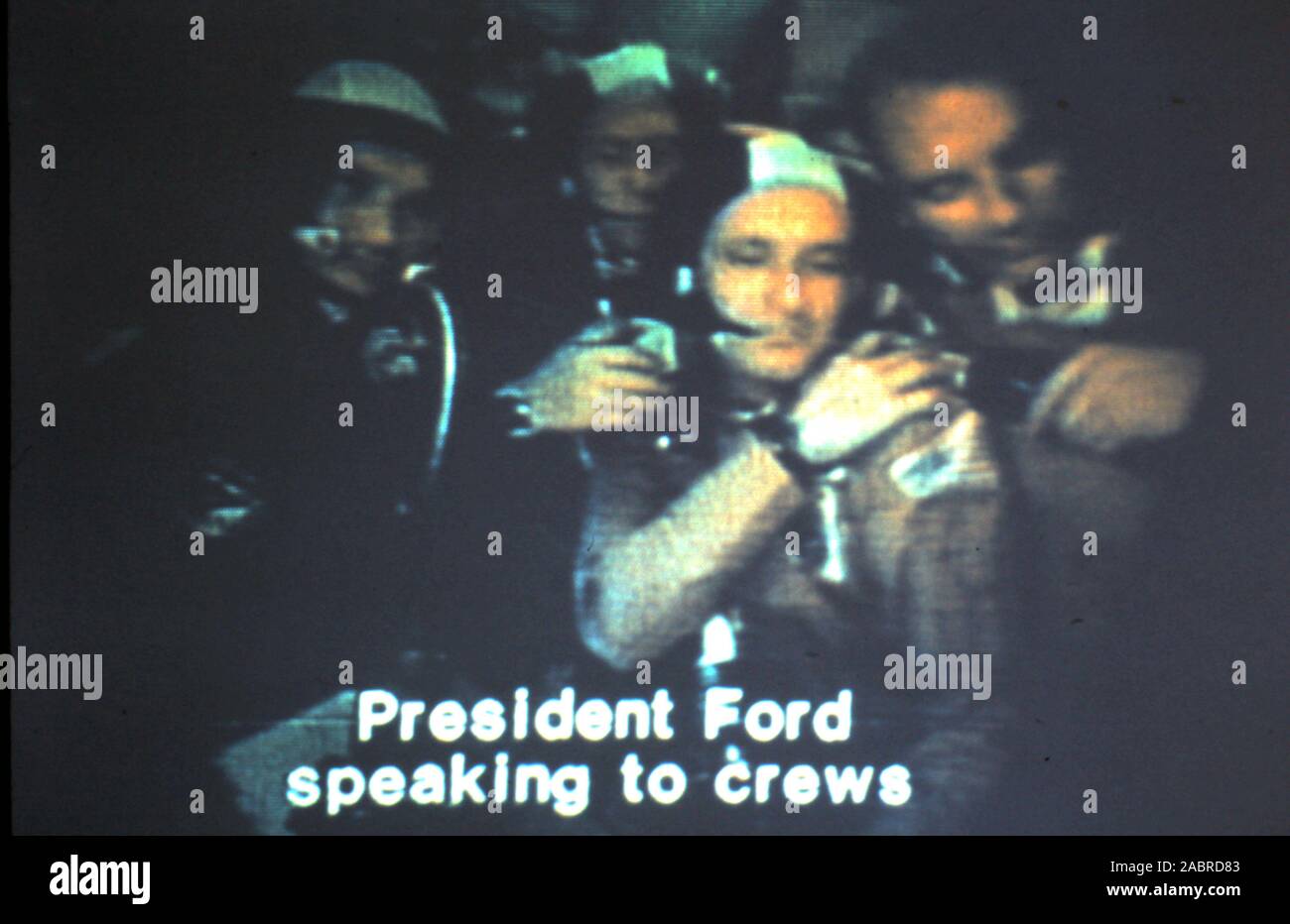 Apollo-Soyuz Teleclip -' Präsident Ford sprechen mit Besatzungen..." Untertitel - Apollo Sojus Test Projekt - Sojus 19 & Apollo CSM-111 - Foto direkt vom Farb-TV in Großbritannien von "Harry" (Die unbekannter Fotograf) während der Live-übertragungen im Juli 1975. Die APOLLO-SOJUS Test Projekt (Astp) (Russisch: Экспериментальный полёт" Аполлон" - "Союз" (ЭПАС), Eksperimentalniy polyot Apollon-Soyuz, lit. "Experimentelle Flug Apollo-Soyuz', allgemein bezeichnet, die von den Sowjets als Sojus - Apollo), im Juli 1975 durchgeführt wurde, war die erste gemeinsame amerikanisch-sowjetische Raumfahrt. Stockfoto