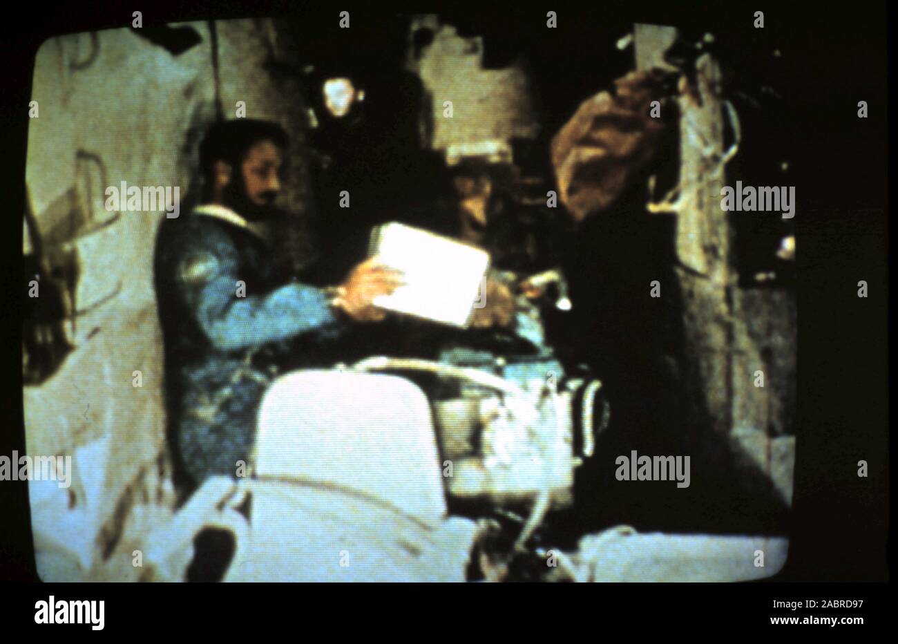 - Teleclip Apollo-Soyuz Test Projekt-US-Besatzung in Apollo CSM-111 - Tom Stafford-Vance Marke - Don Slayton - Foto direkt vom Farb-TV in Großbritannien von "Harry" (Die unbekannter Fotograf) während der Live-übertragungen im Juli 1975. Die APOLLO-SOJUS Test Projekt (Astp) (Russisch: Экспериментальный полёт" Аполлон" - "Союз" (ЭПАС), Eksperimentalniy polyot Apollon-Soyuz, lit. "Experimentelle Flug Apollo-Soyuz', allgemein bezeichnet, die von den Sowjets als Sojus - Apollo), im Juli 1975 durchgeführt. Stockfoto