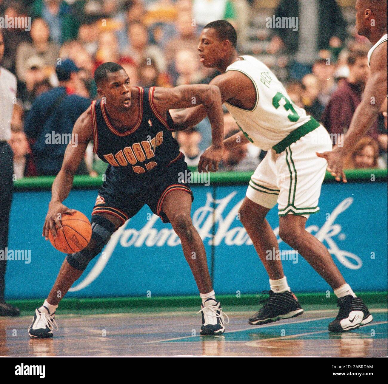 Denver Nuggets Ghris Gatling und Boston Celtics #34 Paul Pierce im Basketball spiel action im Fleet Center in Boston, Ma USA Foto von Bill belknap Stockfoto