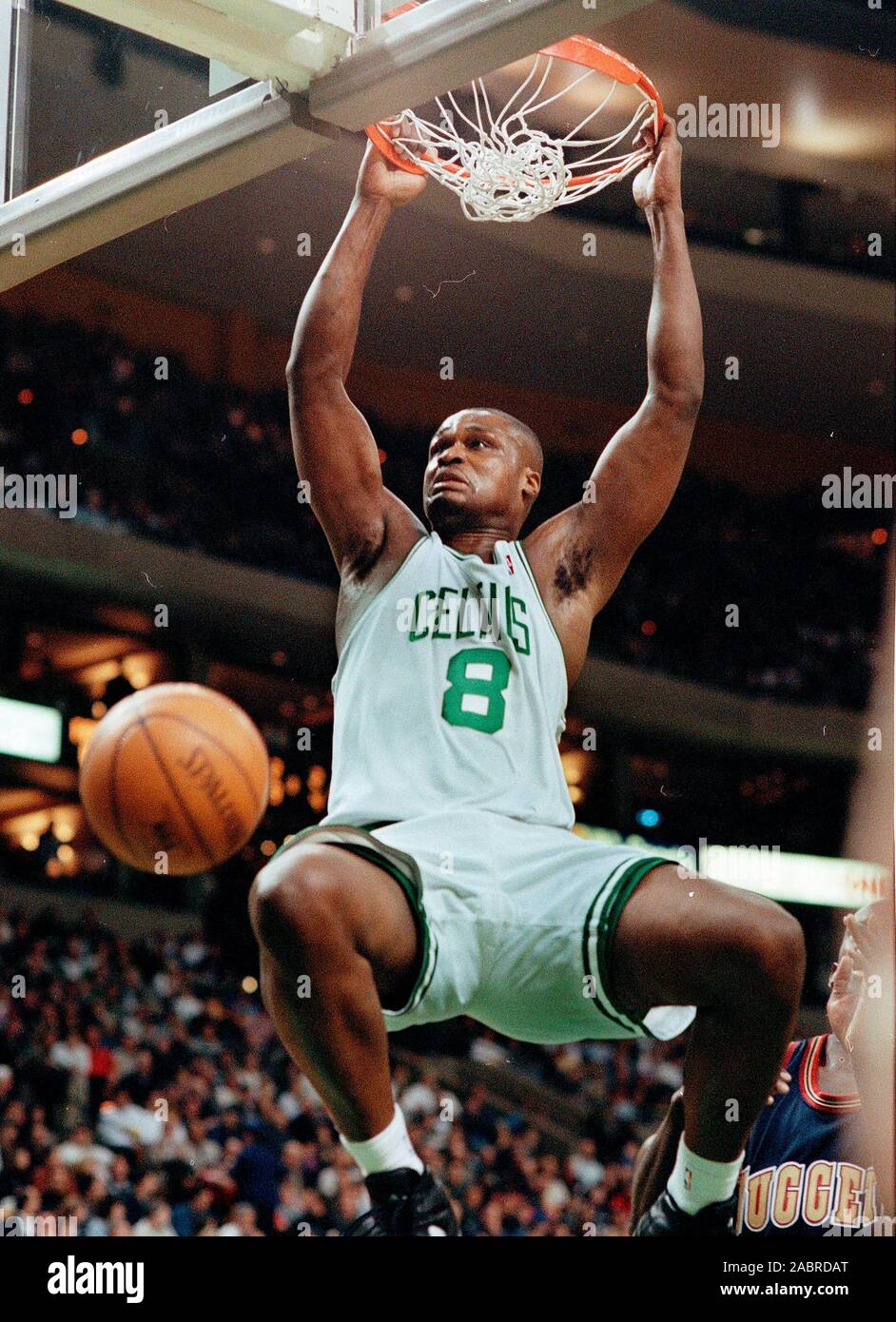 Boston Celtics #8 Antoine Walker die Kugel im Basketball Spiel gegen die Denver Nuggets Dunks im Fleet Center in Boston, Ma USA Mar 15,1999 Foto von Bill belknap Stockfoto