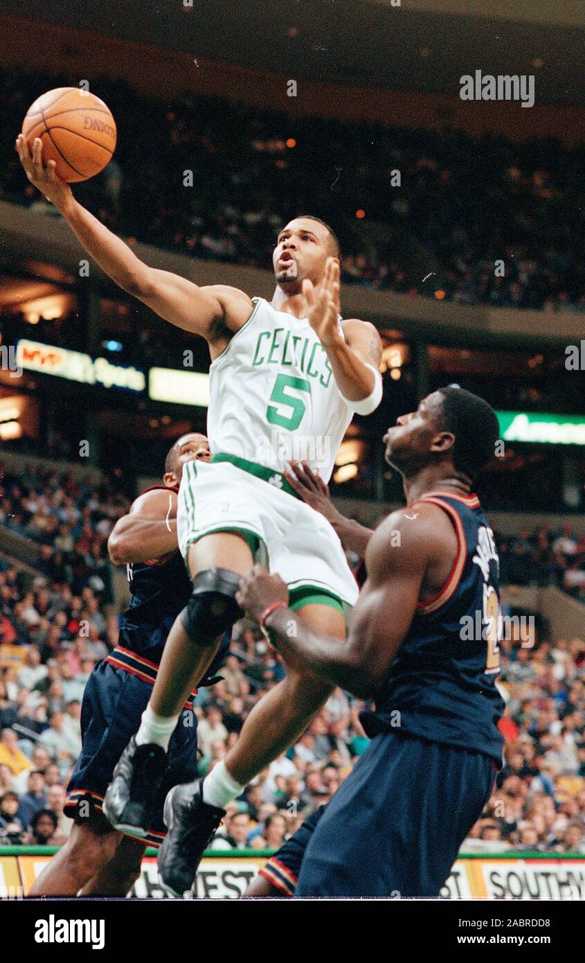 Boston Celtics #5 Ron Mercer Kerben auf der Denver Nuggets im Basketball spiel action im Fleet Center in Boston, Ma USA Foto von Bill belknap Stockfoto