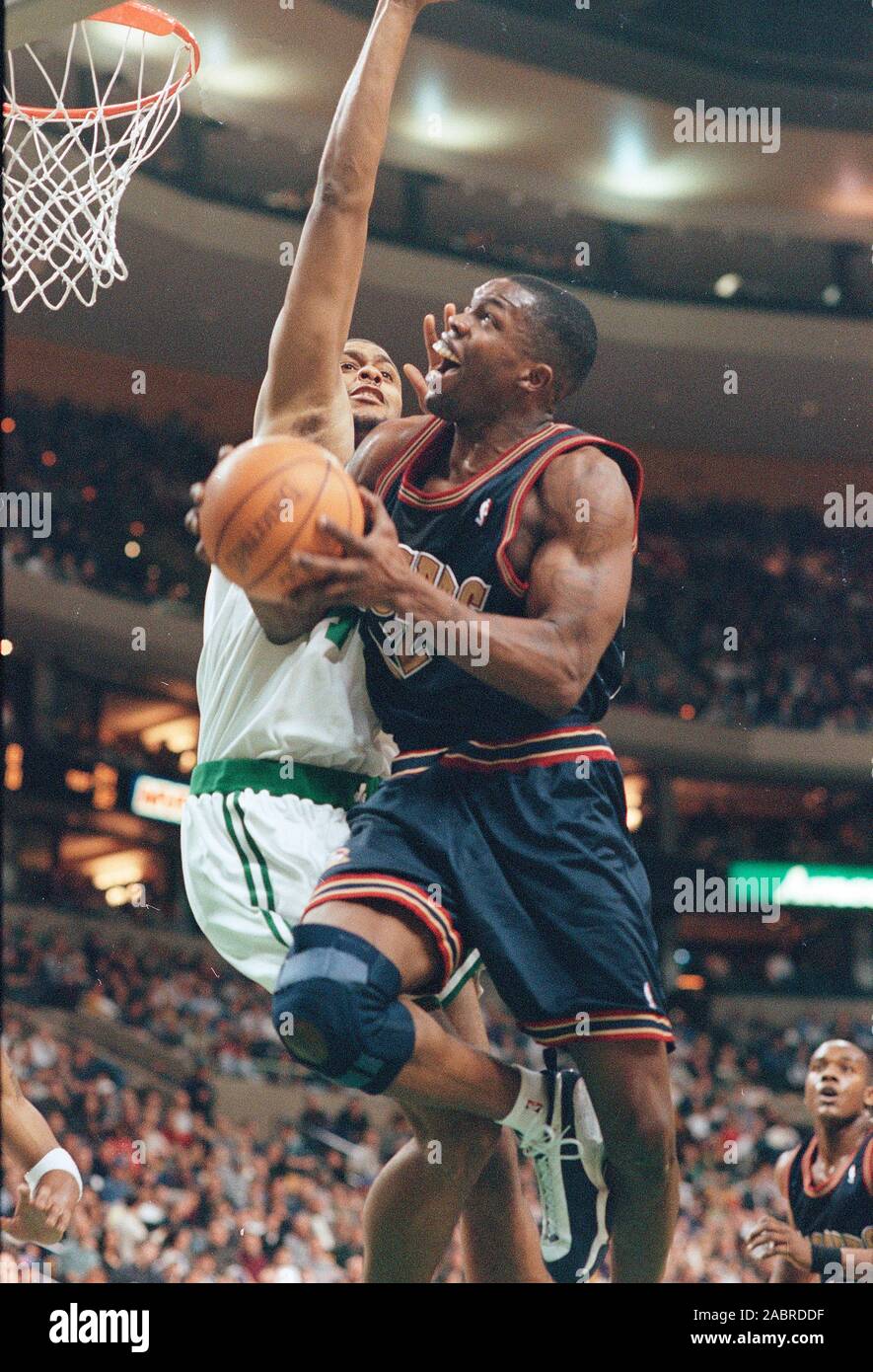 Denver Nuggets #32 Chris Gatling Sprünge auf seinem Weg score Vergangenheit Boston Celtics im Basketball spiel action im Fleet Center in Boston, Ma USA mar 15,1999 Foto von Bill belknap zu Stockfoto