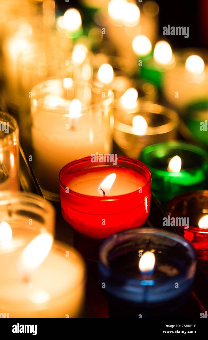 Votiv Kerzen Rack in einer Kirche in Tours Frankreich Stockfoto
