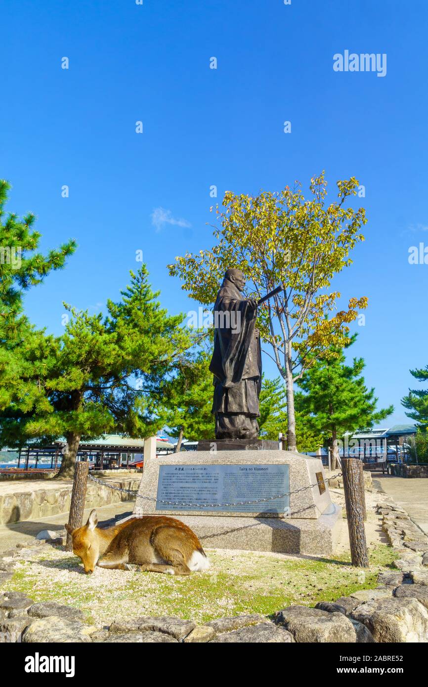 Miyajima, Japan - Oktober 13, 2019: Denkmal für Taira keine Kiomori, und eine heilige Hirsch, in Miyajima (itsukushima) Island, Japan Stockfoto