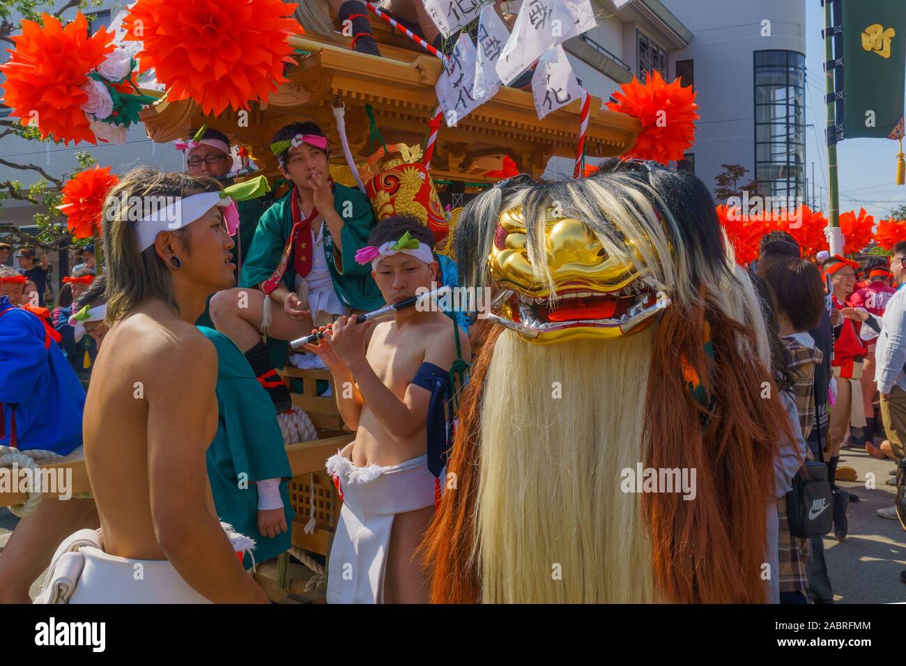 Himeji, Japan - Oktober 14, 2019: Männer in traditionellen Dressing, Flöten, lion Masken, und tragbare Schreine, nehmen an der Nada keine kenka Festival im Hi Stockfoto