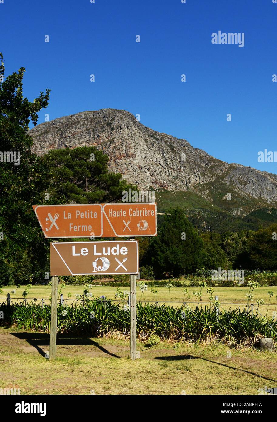 Straße-Zeichen für Le Lude Weingut in Franschhoek. Stockfoto