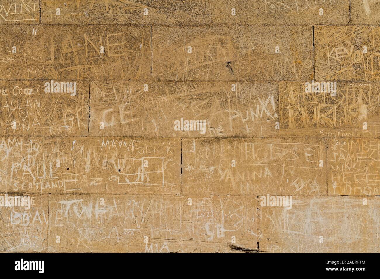 Alte Steine mit Graffiti für die Verwendung als Hintergrund Textur Stockfoto