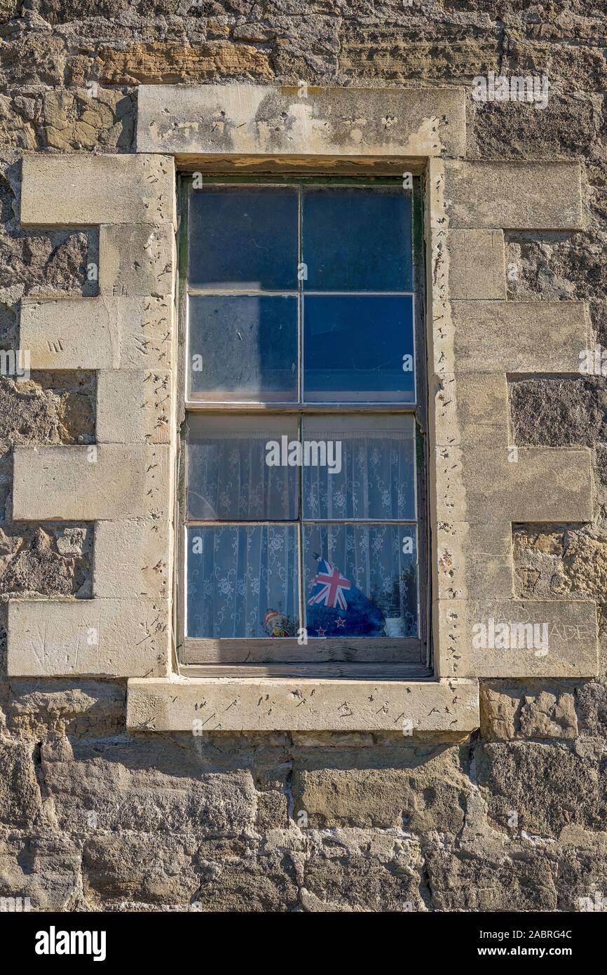 Eine alte Fenster in ein verlassenes Backsteinlagerhauses Stockfoto