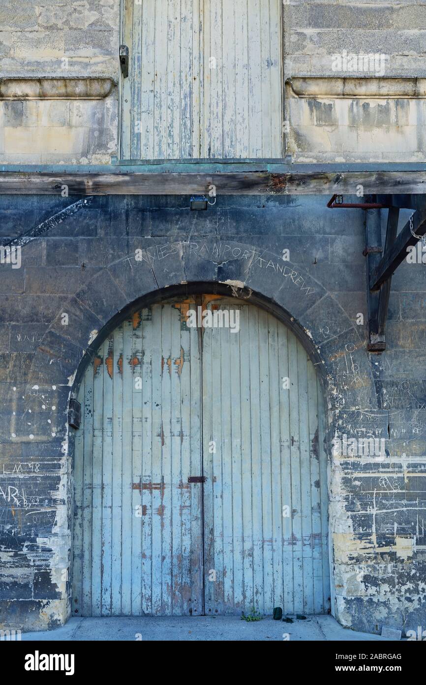 Eine alte hölzerne Tür, in einem verlassenen Lagerhaus - Textur Stockfoto