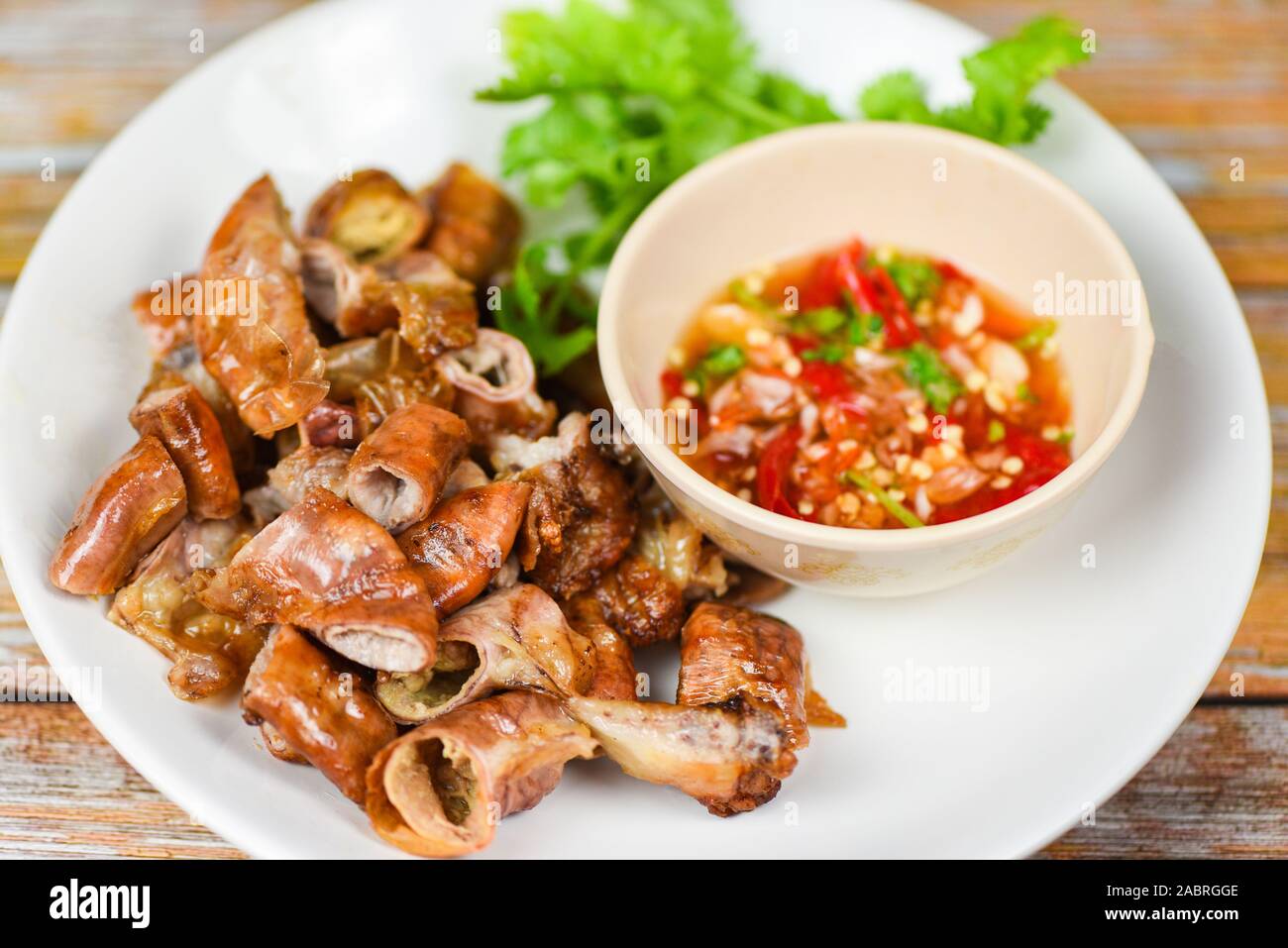 Schweinebraten Chitterlings mit Chili Sauce würzig/Eingeweide Gedärme Teil von Schweinefleisch asiatische Thai Food Stockfoto