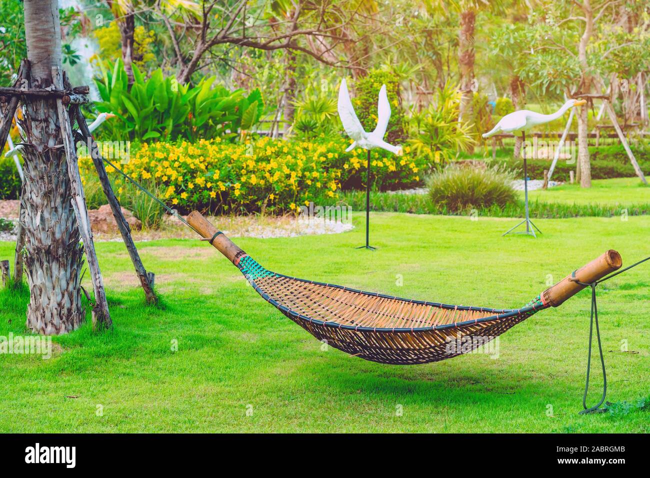 Bamboo Wicker Hngematte Hngend Auf Baum Zum Entspannen Im ffentlichen  Garten Stockfotografie - Alamy