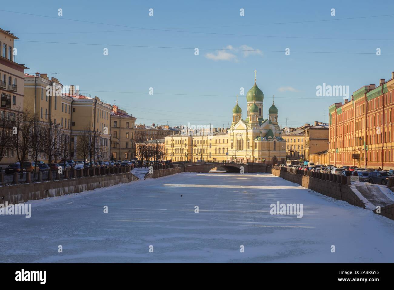 Winter sonniger Tag in St. Petersburg. Kirche von St. Isidor Yuryevsky am Ufer der Griboedov Kanal Stockfoto