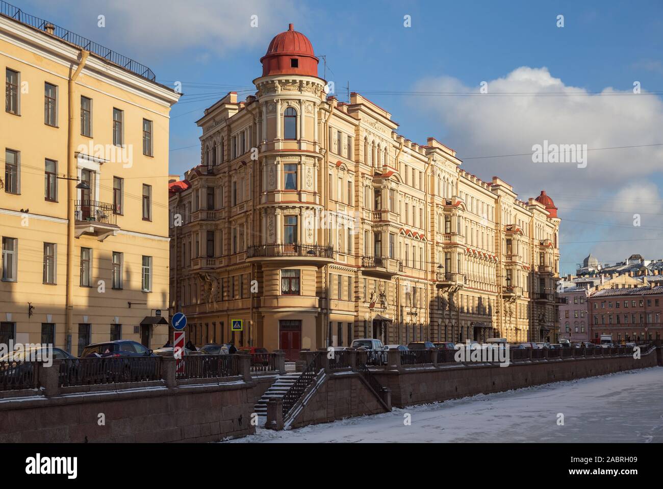 Griboedov Kanal, ehemalige Ratkov-Rozhnov Apartment Gebäude, erbaut im Jahre 1886. Schöne Ecke Haus mit Türmchen in der eklektischen Stil. Sankt Petersburg, Stockfoto