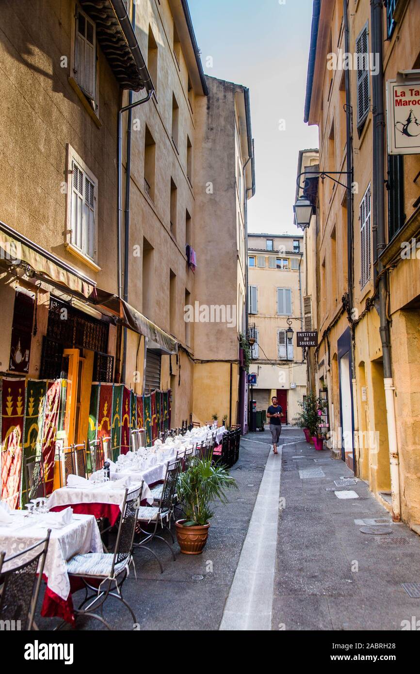 Zu Fuß in die Straßen von Aix-en-Provence Stockfoto