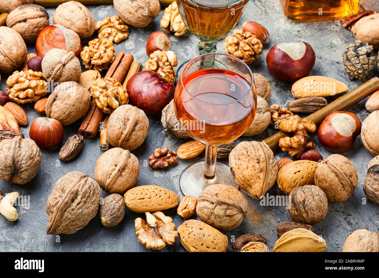 Aromatische Alkohol aus Muttern. Mutter Alkohol. Tinktur auf Muttern. Italienische Likör Stockfoto