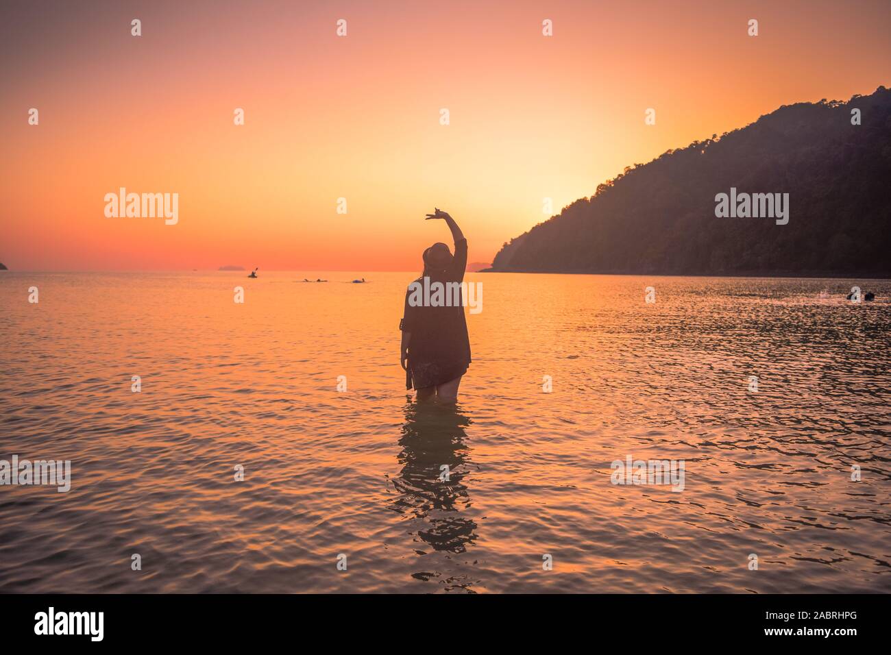 Sonnenuntergang im Meer bei Thayaw Thahangyi Insel. Mergui Archipel hat über 800 Inseln und weniger Touristen gibt. Stockfoto