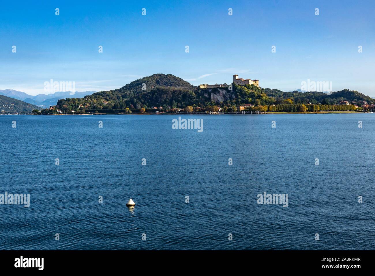 Anzeigen von Borromeo Burg (Rocca di Angera) von Arona Waterfront am Ufer des Lago Maggiore, Piemont, Italien Stockfoto