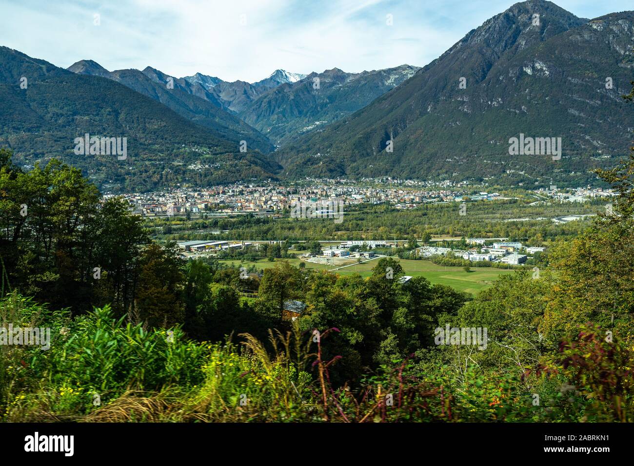 Anzeigen von Domodossola und Ossola Tal von der Vigezzina-Centovalli Zug, Piemont, Italien Stockfoto