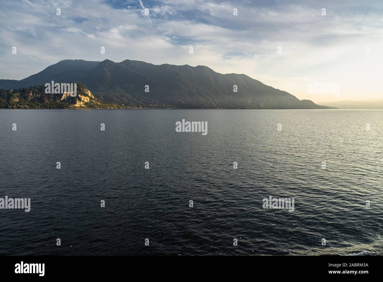 Blick auf den Lago Maggiore bei Sonnenuntergang auf der Fähre Kreuzfahrt Luino nach Stresa, Piemont, Italien Stockfoto