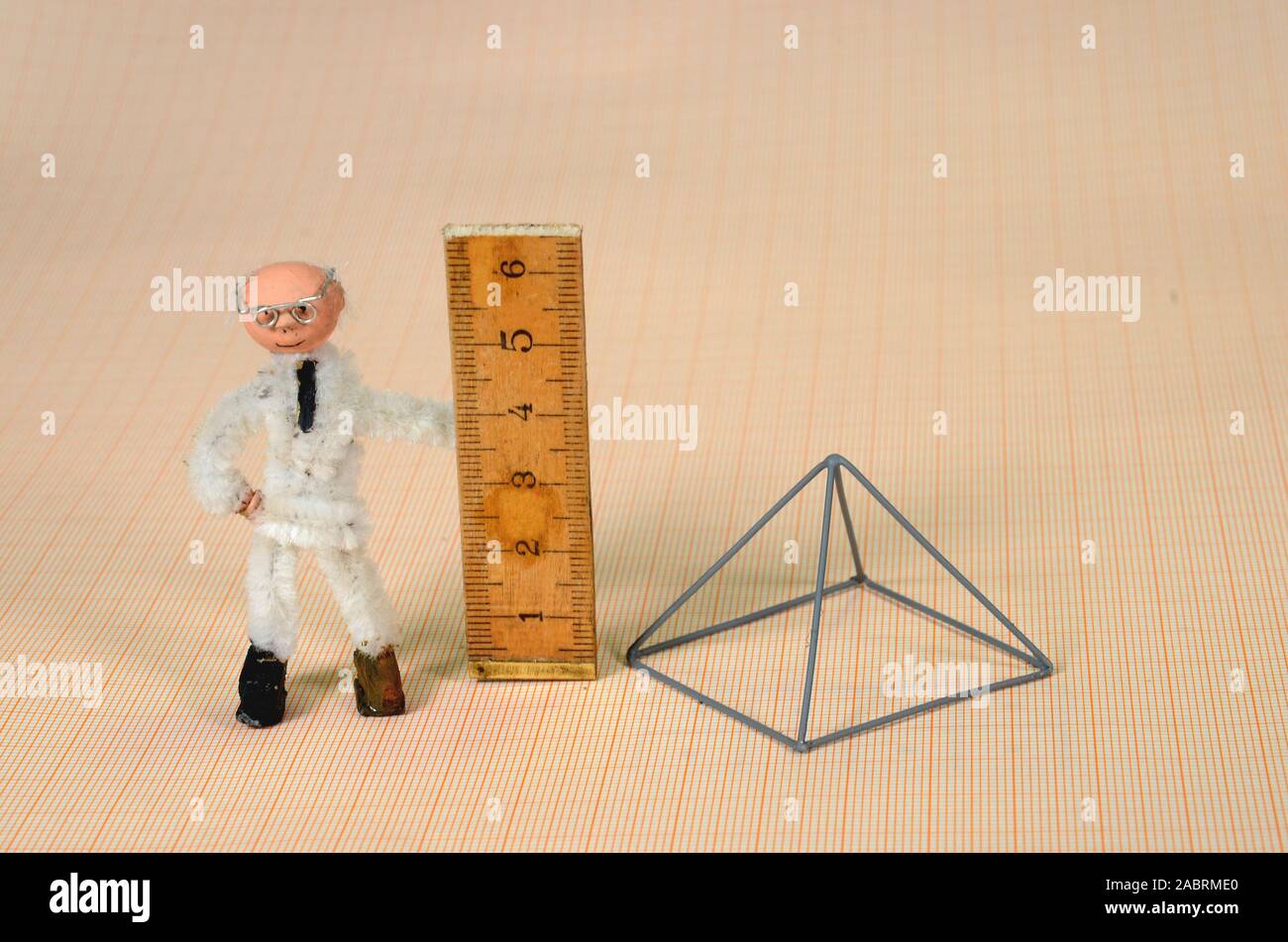 Feste Geometrie Präsentation einer Pyramide, jede Seite ist 4 cm. Stockfoto