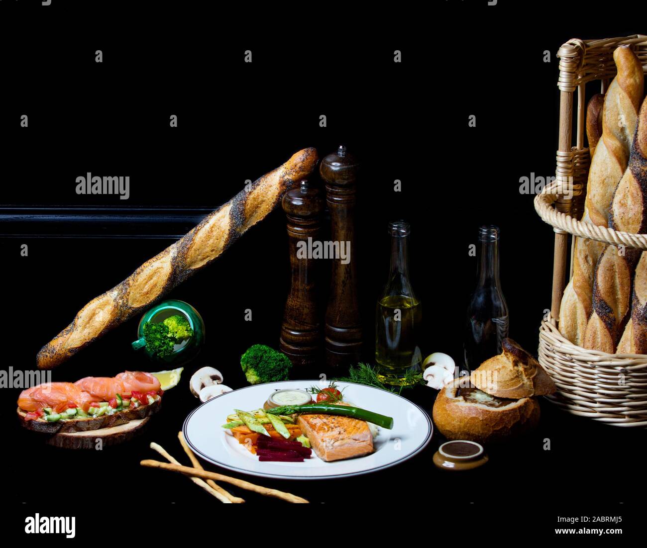 Gebratener Lachs mit Gemüse und Zwiebel Suppe in Brot Stockfoto