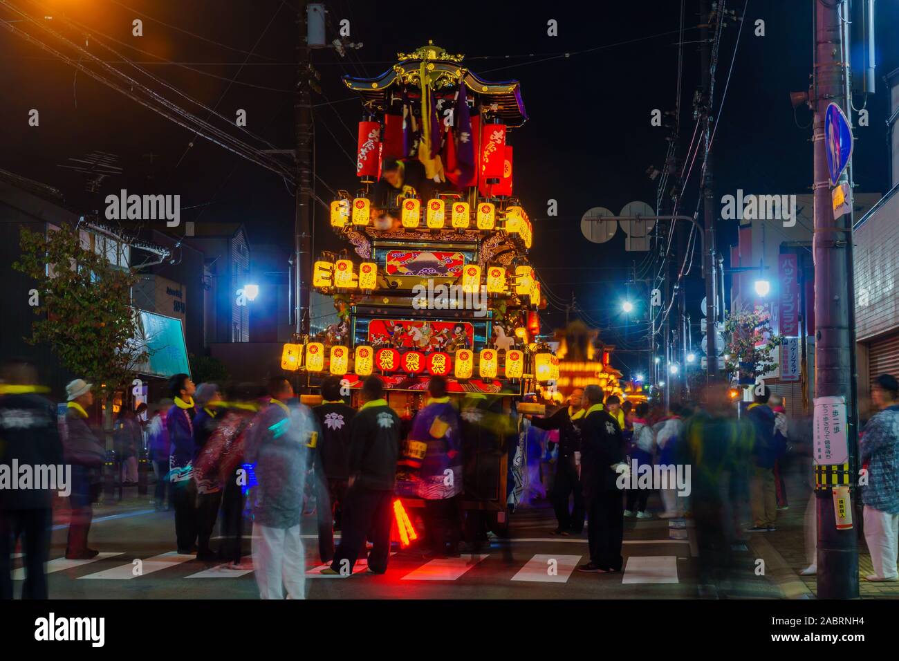 Saijo, Japan - 16. Oktober 2019: Night Parade mit Teilnehmern Danjiri Durchführung Floats (tragbare Schreine), von Laternen beleuchtet. Saijo Isono Shrin Stockfoto