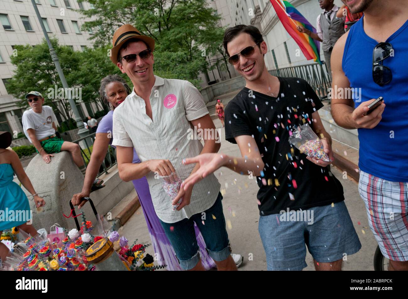 Unterstützer der gleichgeschlechtlichen Ehe feiern außerhalb der Manhattan City Clerk am ersten Tag des auf die rechtliche gleichgeschlechtliche Ehe im Staat New York, USA Stockfoto