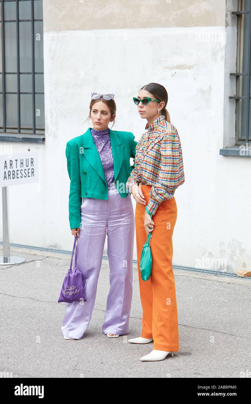Mailand, Italien - September 18, 2019: Frauen mit grüne Jacke und Hose orange vor Arthur Arbesser fashion show, Mailand Fashion Week street style Stockfoto