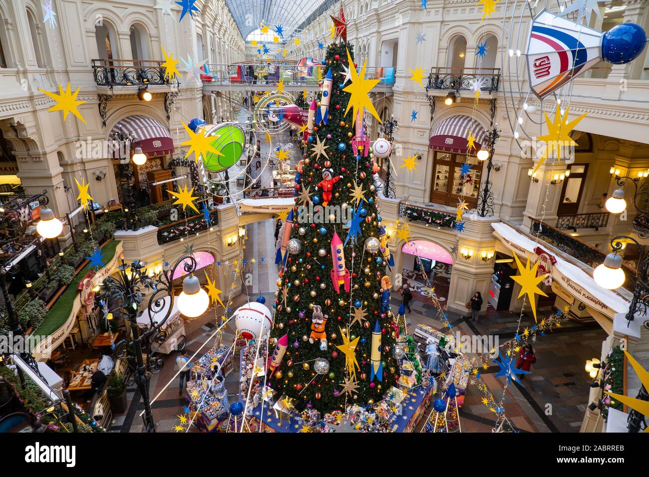 Moskau, Russland - November 25, 2019: Neues Jahr Baum mit cartoon Spielzeug im State Department Store auf dem Roten Platz. Weihnachten im Zentrum von Moskau. Design auf das Thema Weltraum Stockfoto