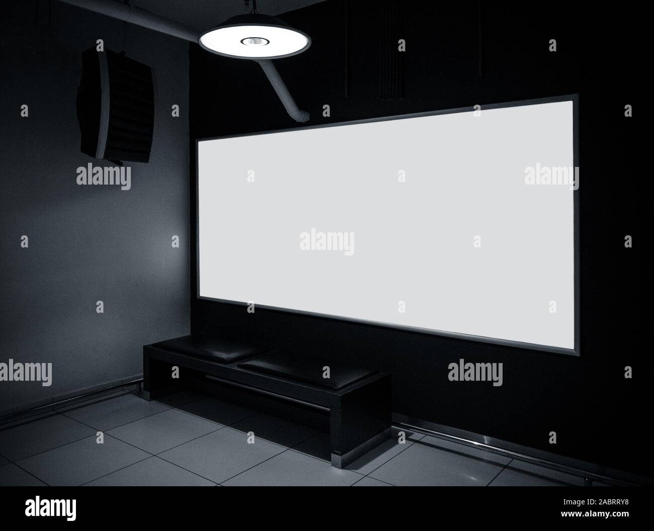 Werbung LCD-Panel in den dunklen Innenraum Stockfoto