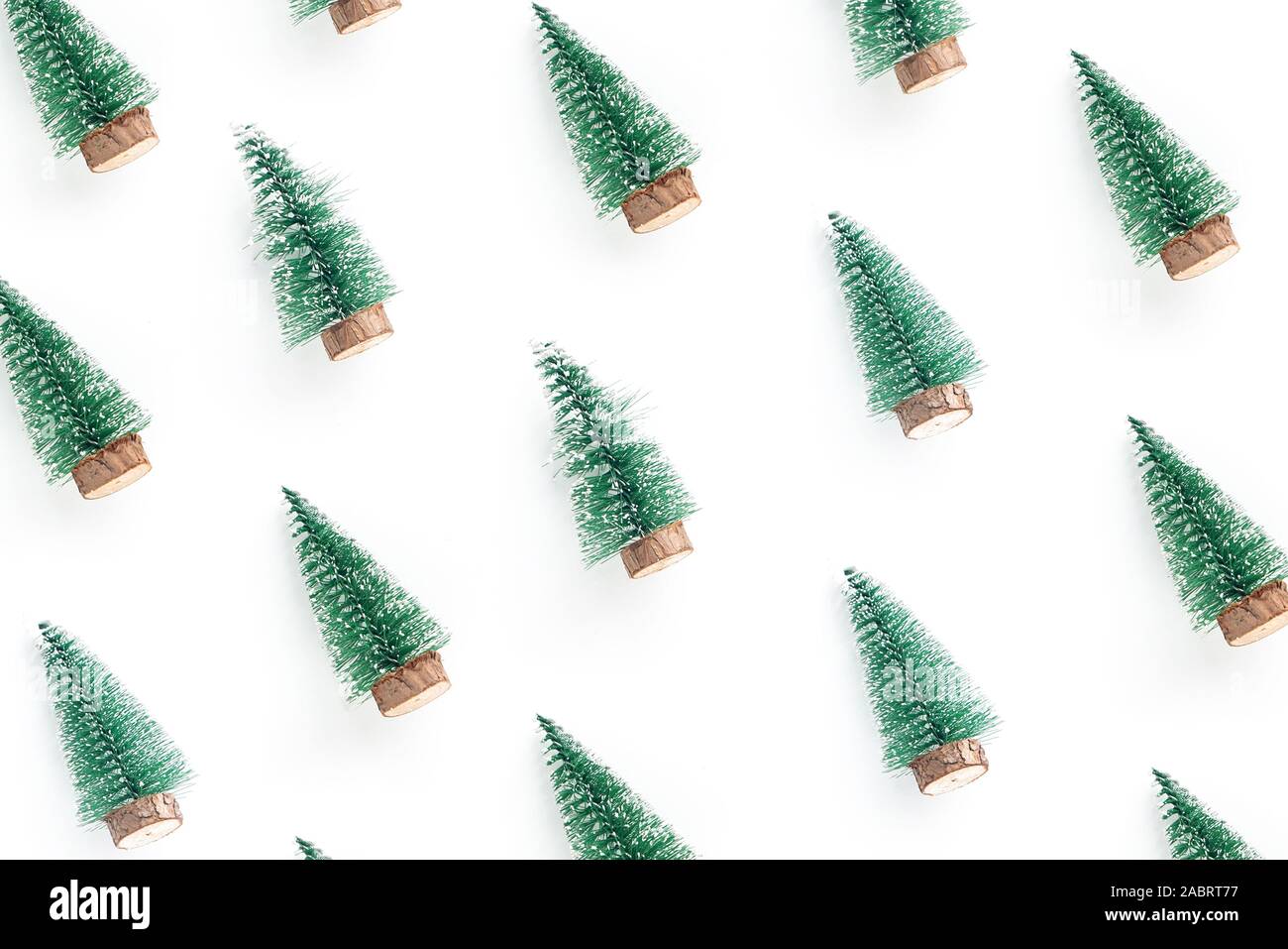 Minimale Zusammensetzung Muster Hintergrund der grünen Weihnachtsbaum auf weißem Hintergrund Stockfoto