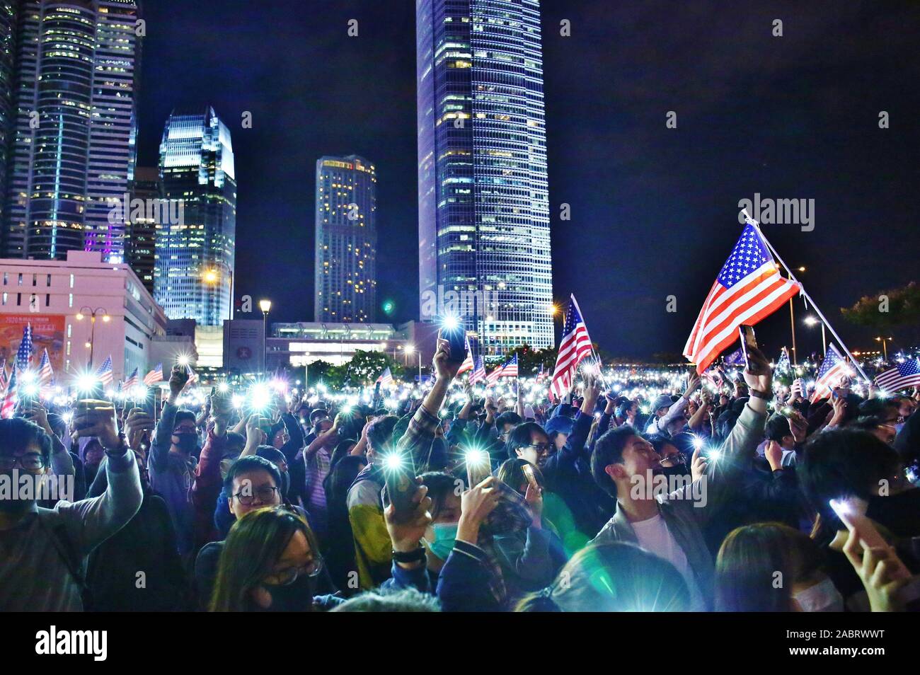 Hong Kong. 28 Nov, 2019. Tausende von pro-demokratischen Demonstranten versammeln sich in Edinburgh in Hongkong teil in einem Thanksgiving Day Rally zu nehmen, nachdem Präsident Donald Trump das föderale Gesetz unterzeichnet, die Hong Kong Menschenrechte und Demokratie handeln, am 27. November 2019. Credit: Gonzales Foto/Alamy leben Nachrichten Stockfoto