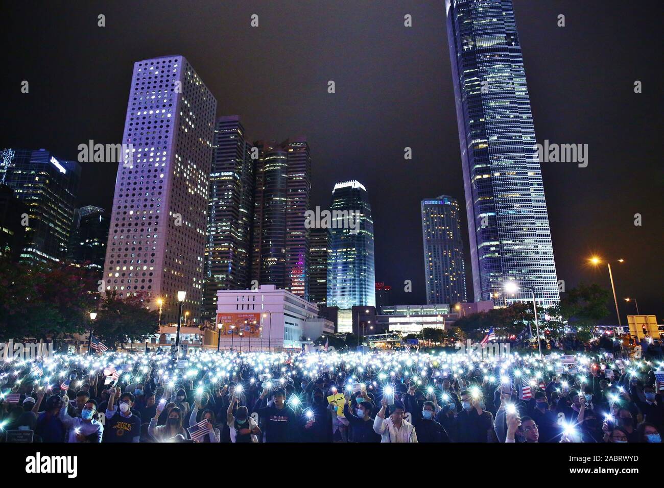 Hong Kong. 28 Nov, 2019. Tausende von pro-demokratischen Demonstranten versammeln sich in Edinburgh in Hongkong teil in einem Thanksgiving Day Rally zu nehmen, nachdem Präsident Donald Trump das föderale Gesetz unterzeichnet, die Hong Kong Menschenrechte und Demokratie handeln, am 27. November 2019. Credit: Gonzales Foto/Alamy leben Nachrichten Stockfoto