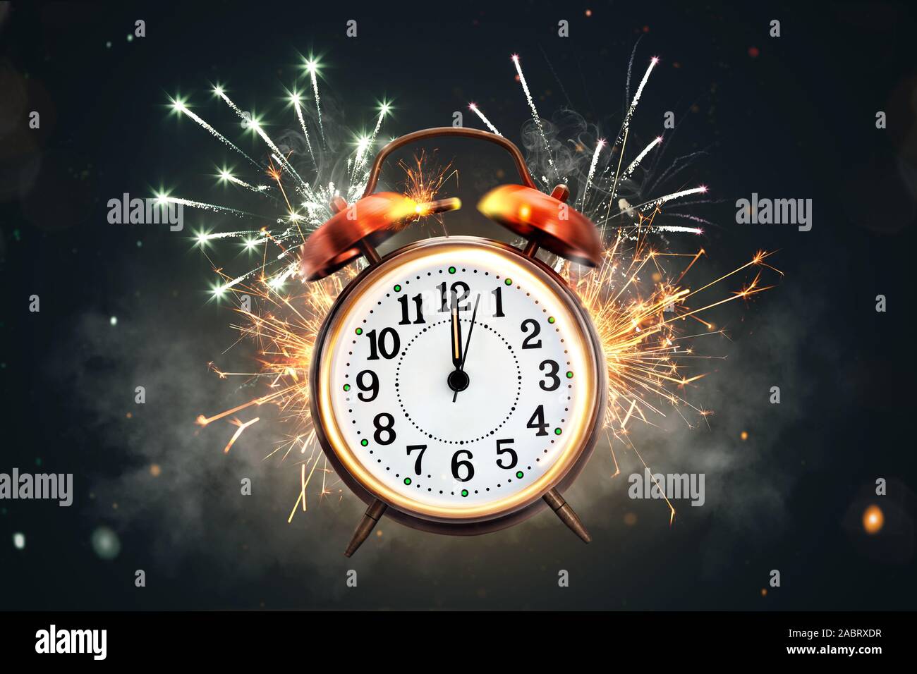 12 o'clock retro Uhr vor Feuerwerk Stockfoto