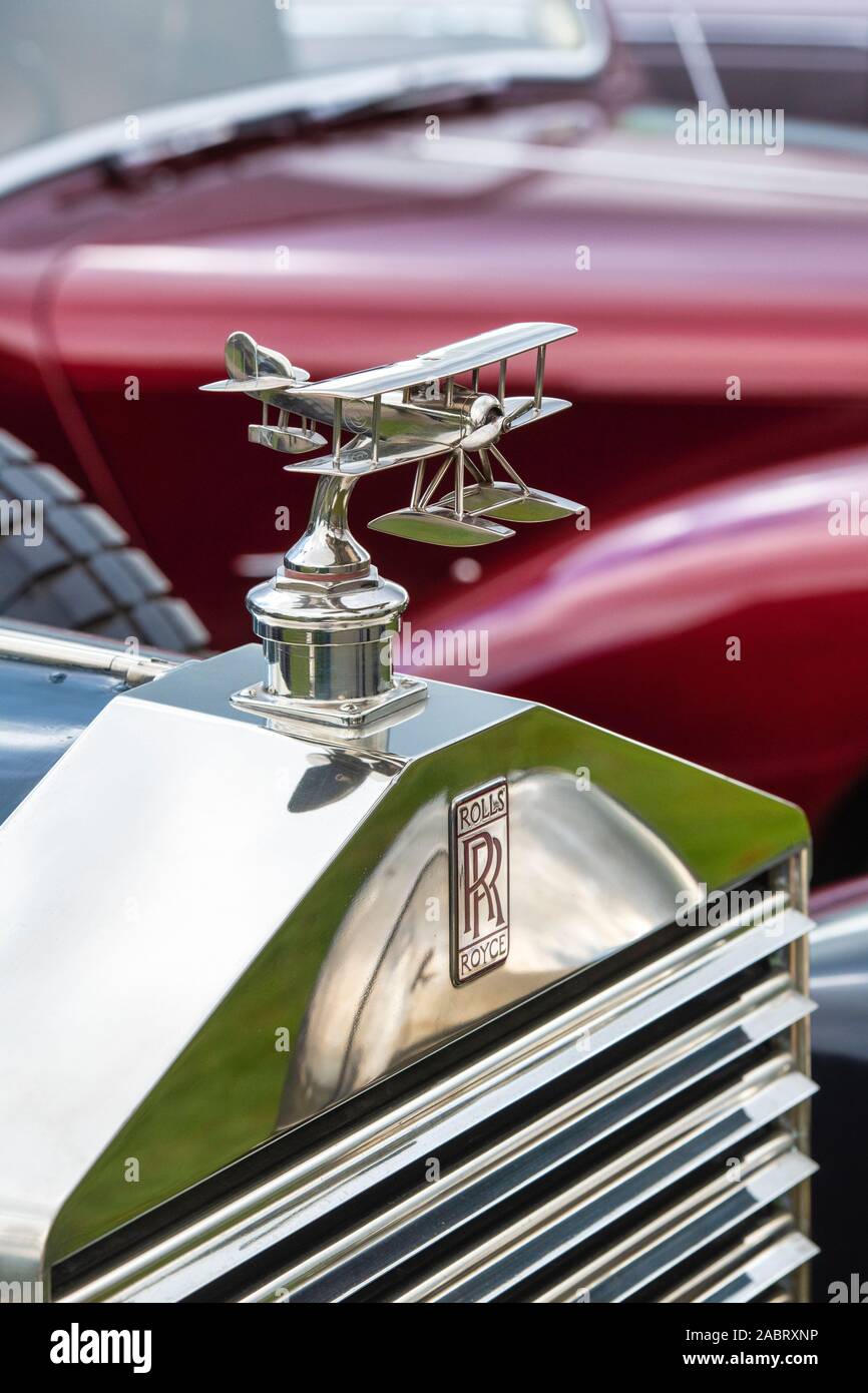 1926 Vintage Rolls Royce coupé coupé cabriolet car with a sopwith biplane Baby Hood ornament at Bicester Heritage Centre, Bicester, Oxfordshire, UK Stockfoto