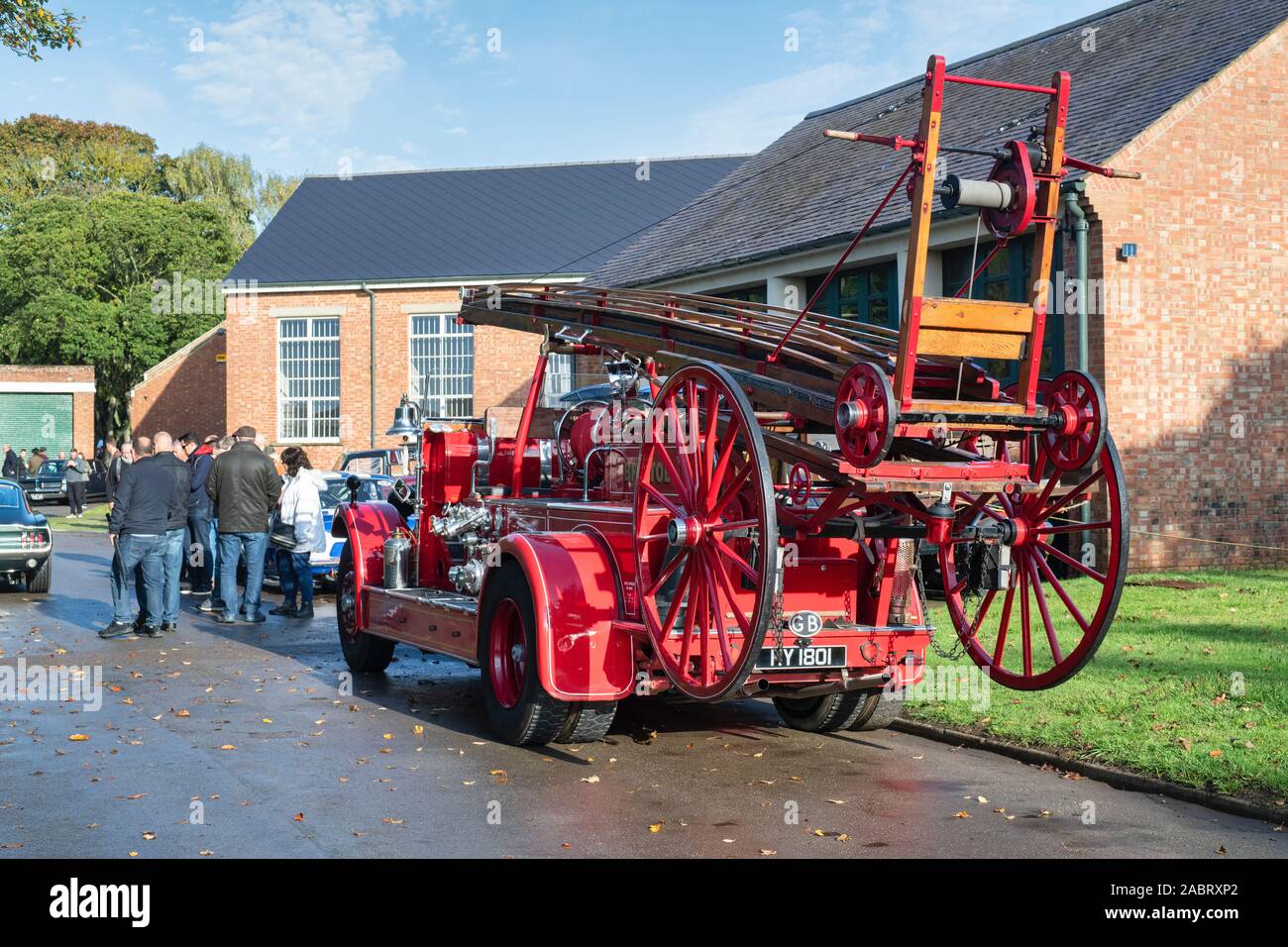 1931 Leyland Löwin Fire Engine im Bicester Heritage Center Herbst Sonntag Jagtfall. Bicester, Oxfordshire, England Stockfoto